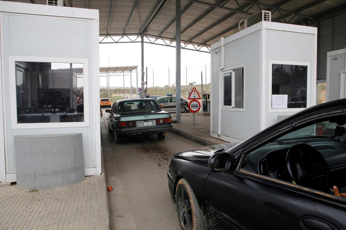 Varios vehículos en el paso fronterizo de Farhana (Melilla).