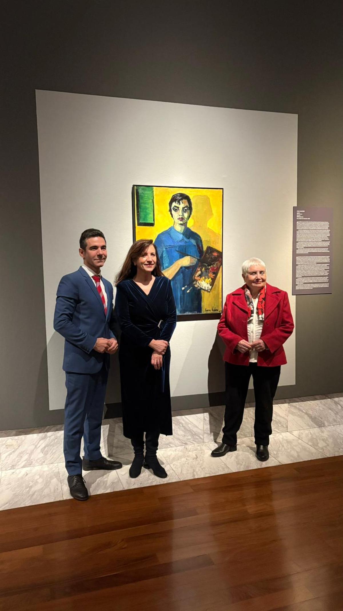 El director del museo, Pablo González Tornel, junto a la secretaria autonómica de Cultura, Marta Alonso, y la artista Aurora Valero, junto a su autorretrato.