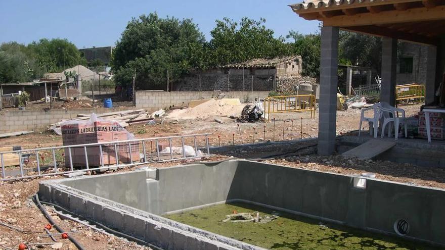 Imagen de la piscina que construyó Francesc Fiol en su casa de Sineu cuando todavía estaba en obras.