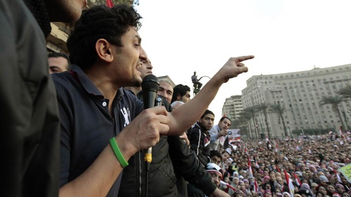 Wael Ghonim se dirige a las masas en Egipto el pasado febrero, durante las revueltas populares contra el régimen de Mubarak.