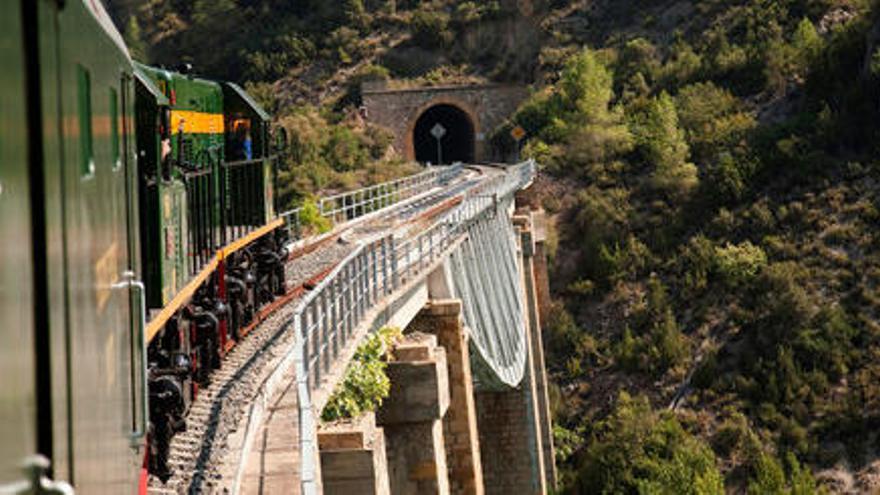 Part del tren històric del Tren dels Llacs a punt d&#039;entrar a un dels túnels de la línia Lleida-la Pobla de Segur