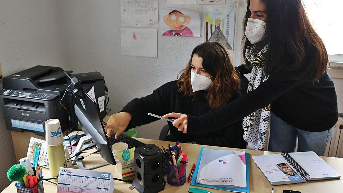 Las psicólogas Raquel Gallego y Aroa González en la Fundación Amigó de Vigo.  