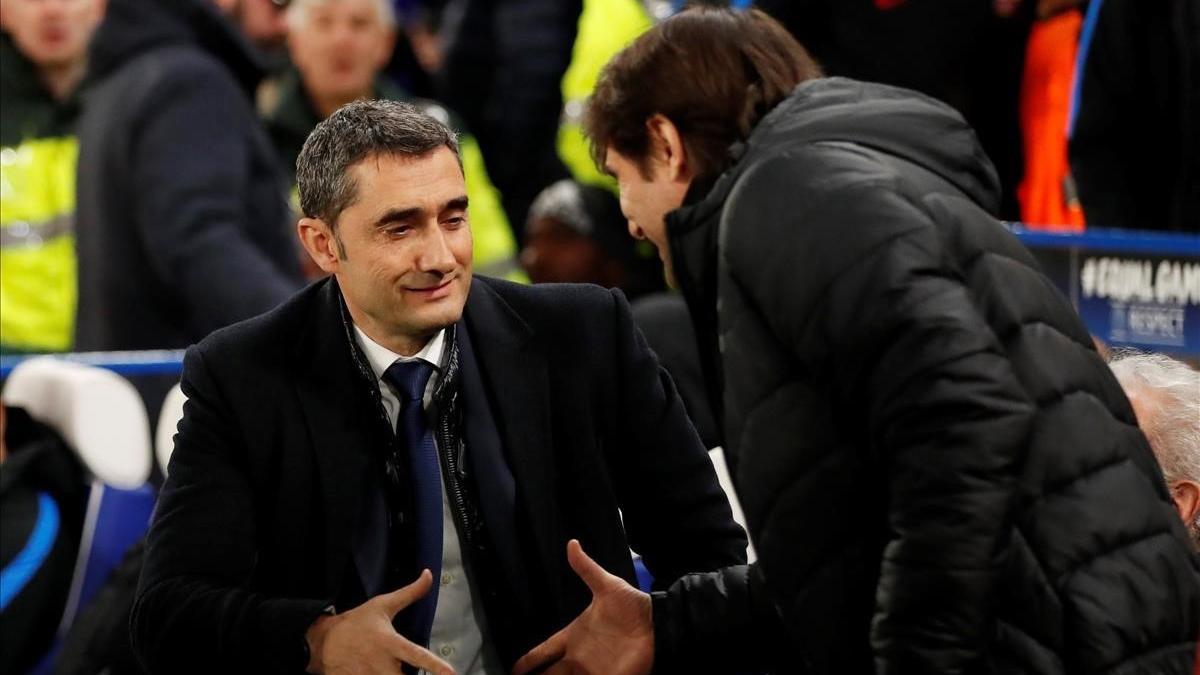 Valverde y Conte se saludan poco antes del inicio del partido