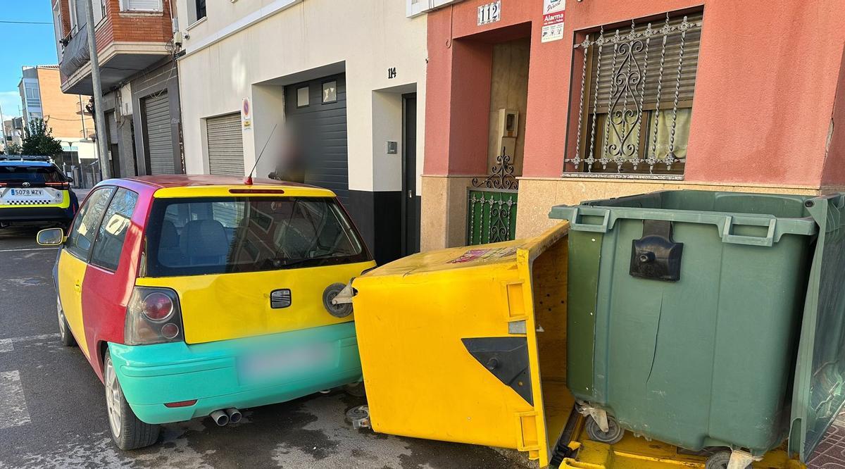 Un contenedor amarillo, volcado junto a uno verde (que se mantiene en pie) en Cehegín.