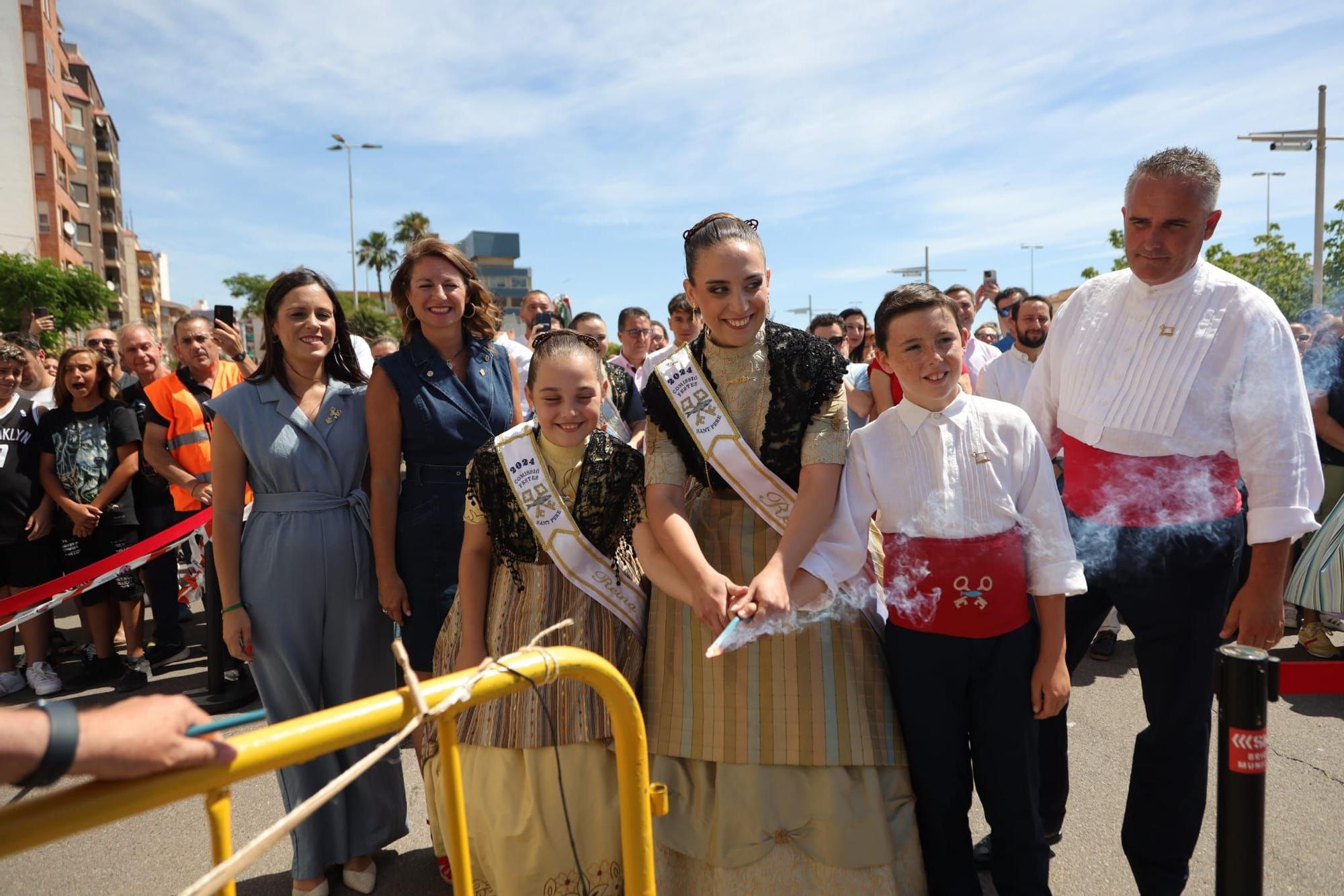 El Grau da inicio a las fiestas de Sant Pere con pólvora, bous y música