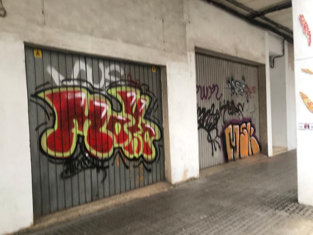 GALERÍA | La sede de Sumar, en Cáceres, amanece llena de pintadas