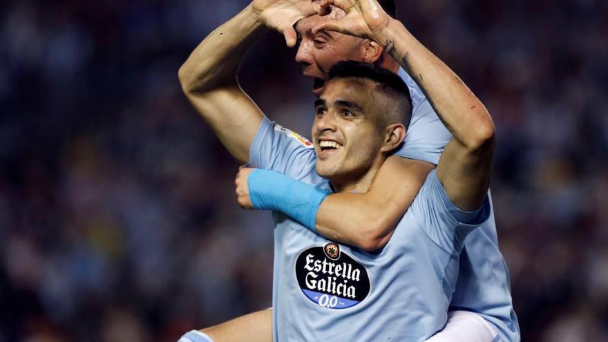 Maxi Gómez celebra un gol frente al Barcelona en Balaídos, junto a Iago Aspas.