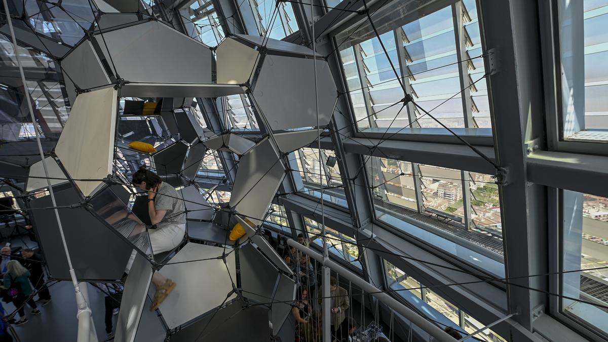 Estructura de descanso y observación sobre el nuevo mirador de la ciudad en la planta 30 de la torre Glòries