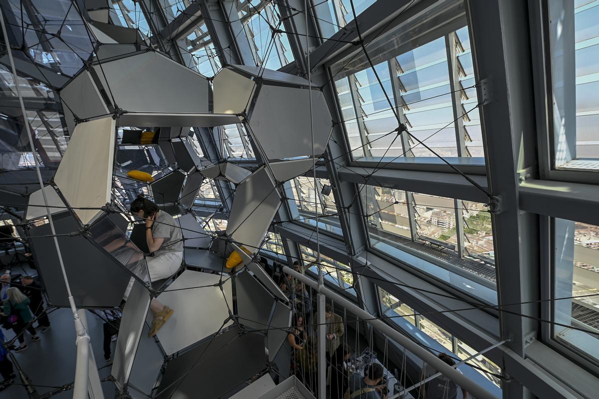 Estructura de descanso y observación sobre el nuevo mirador de la ciudad en la planta 30 de la torre Glòries