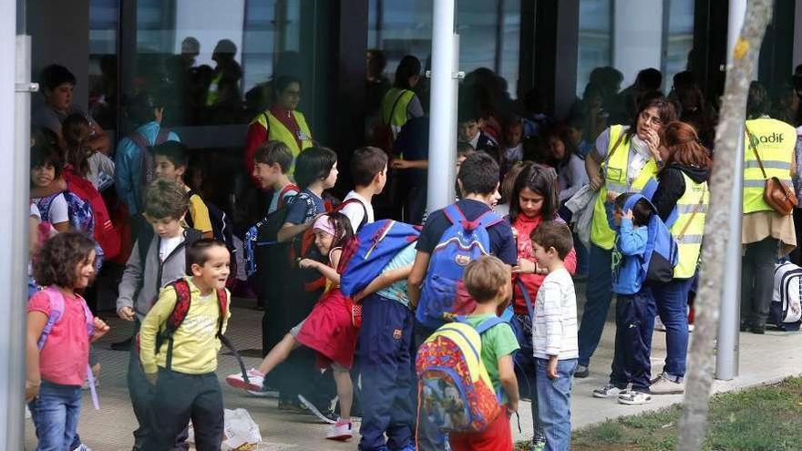 Salida de las aulas de alumnado del CEIP Xesús Golmar. // Bernabé/Gutier