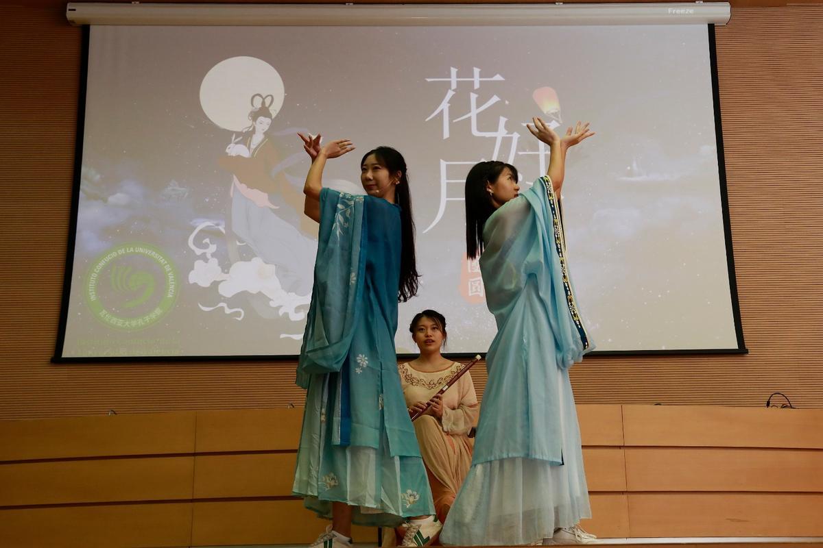 En el acto de inicio de curso se pudo contemplar un recitado de poesía china y un cuentacuentos.