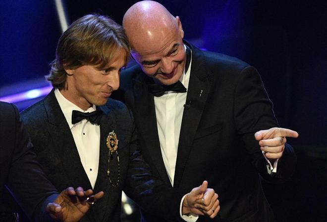 El jugador croata Luka Modric, recibe el premio The Best de la FIFA a mejor jugador durante la entrega de premios FIFA the Best 2018 en Londres