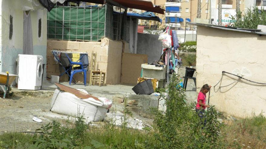 Una menor se abre camino entre la basura.