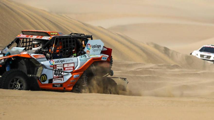 Emilio Ferrando reanuda el Dakar con un coche nuevo