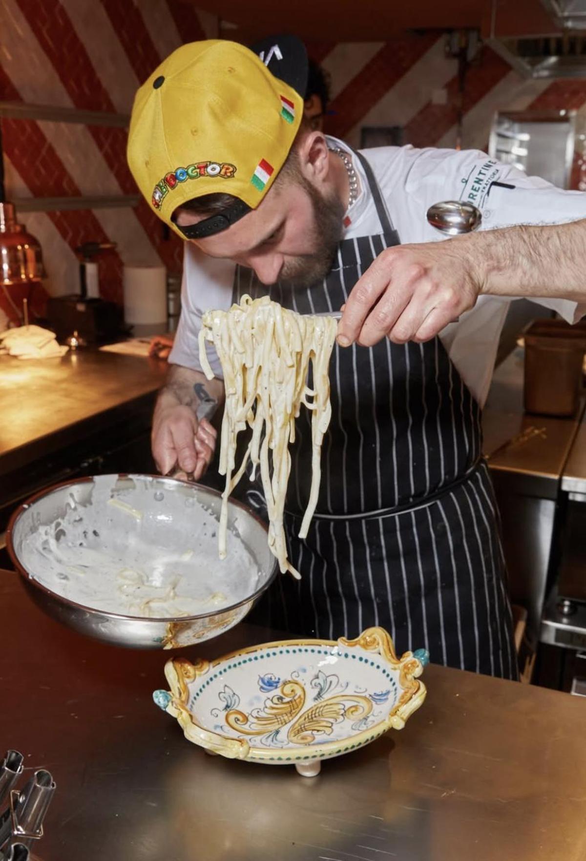 Florentine cuenta con una cocina abierta donde ver tus platos prepararse