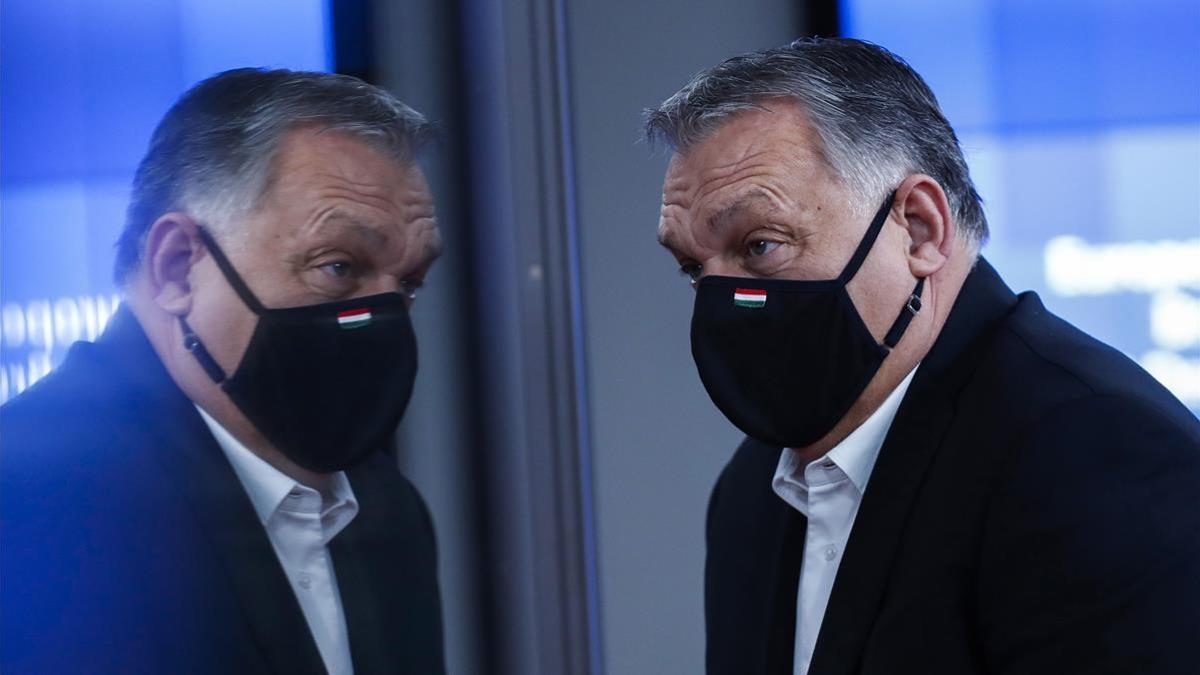 El primer ministro húngaro, Viktor Orbán, abandona la cumbre de la UE, este viernes.