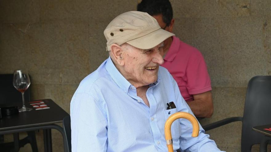 Ángel Díaz, el maquinista mierense de 101 años que manejaba las locomotoras a vapor del Vasco: "Con el diésel era más aburrido porque ibas solo en la cabina"