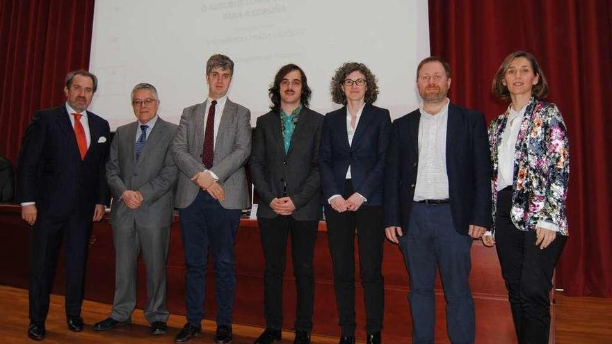 Los ponentes de la jornada, ayer, con directivos de la Compañía de Tranvías.