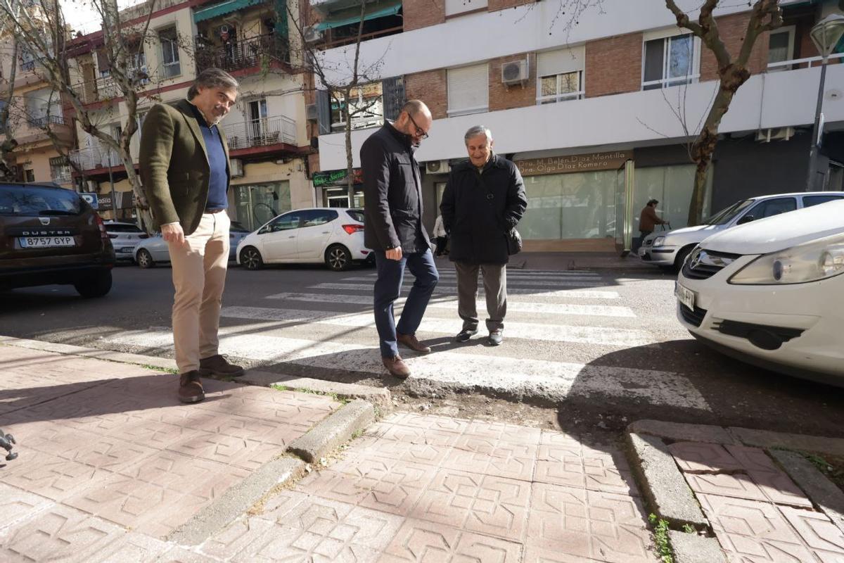 Paso de peatones en el entorno de Cruz de Juárez, en bastante mal estado.