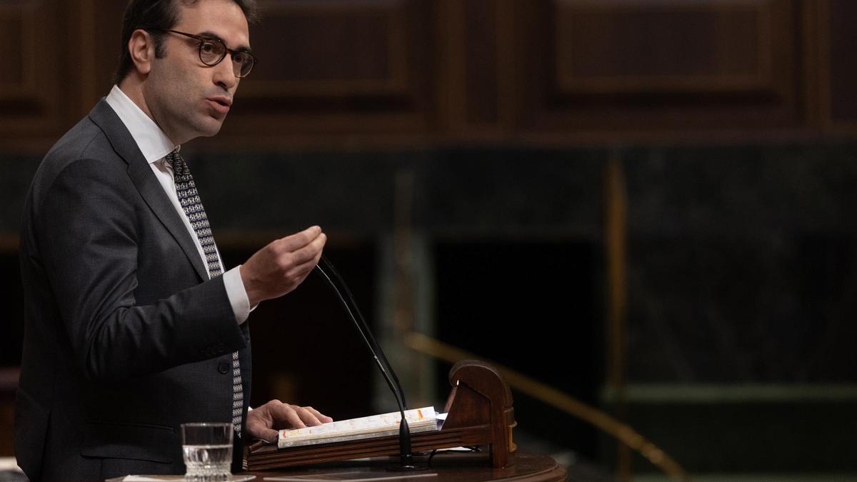 El ministro de Economía, Carlos Cuerpo, interviene durante una sesión plenaria en el Congreso de los Diputados, a 9 de abril de 2025, en Madrid (España).