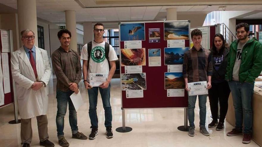 Participantes en la entrega de premios de fotografía en Biología.