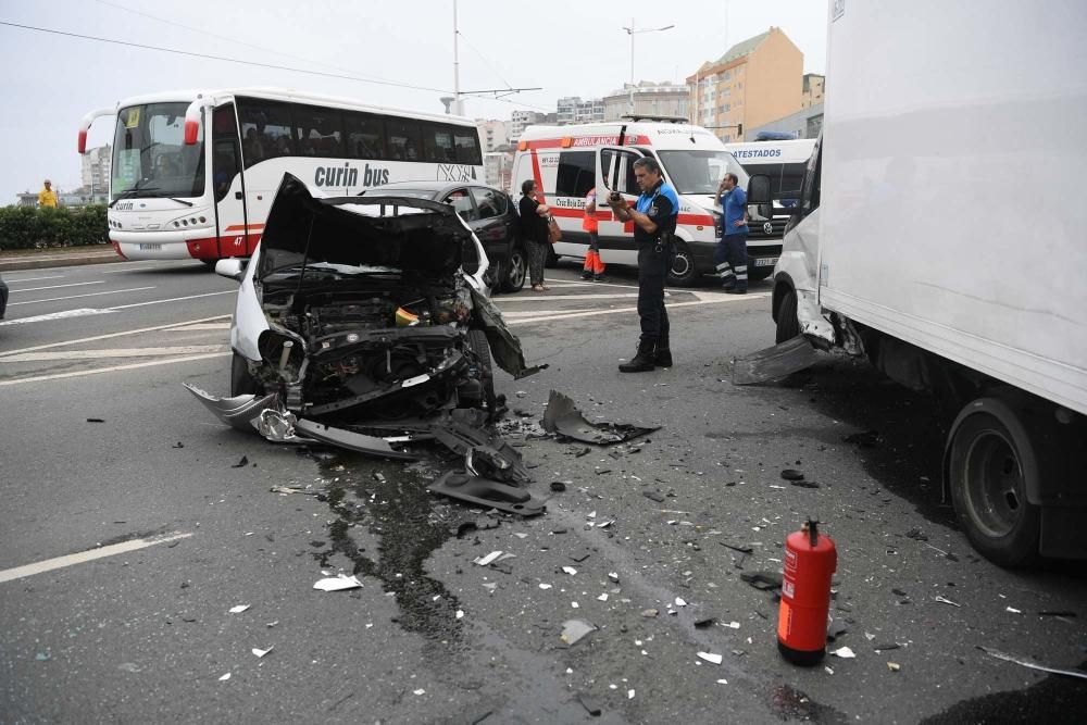 El accidente, en la rotonda de Salesianos, obligó a cortar dos carriles en sentido Monte Alto.