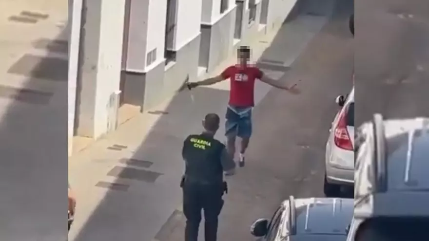 Un hombre se atrinchera y amenaza con matar a sus padres en Fregenal de la Sierra