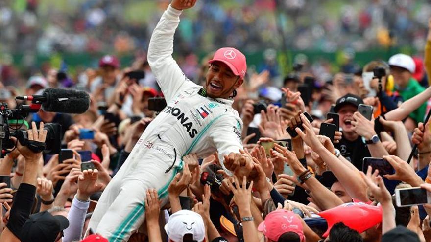 Hamilton se queda solo