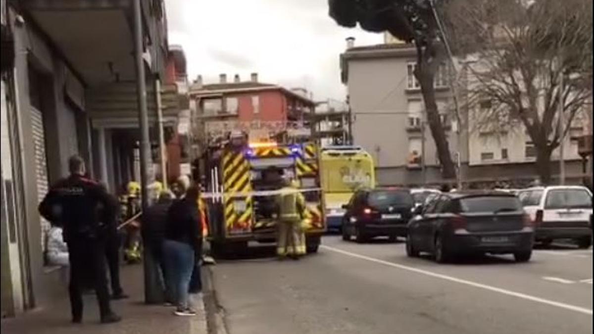 El carrer tallat i els efectius d'emergències a la zona pel foc en un bloc del carrer Santa Eugènia de Girona