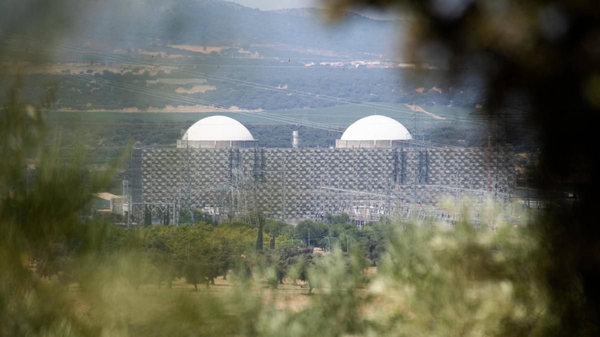 ENERGÍA | CENTRALES NUCLEARES | El Gobierno sigue preparando el desmantelamiento de la central nuclear de Almaraz pese a aprobar su prórroga hasta 2030