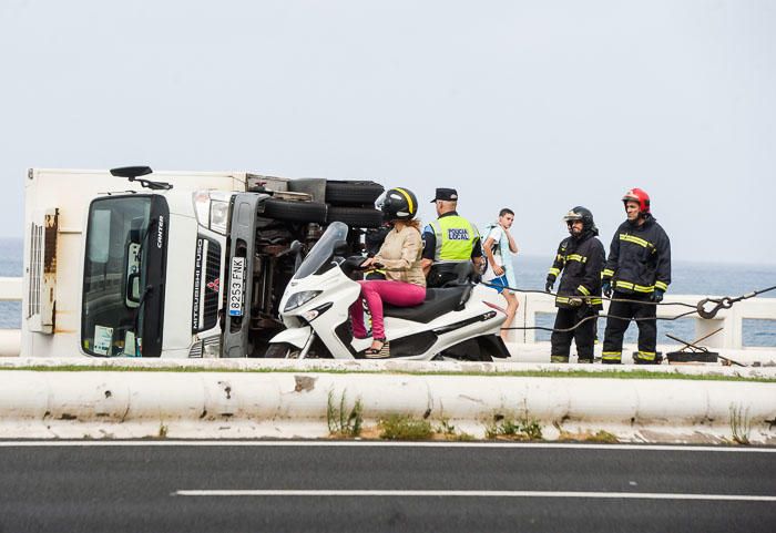 VUELCO EN LA AVENIDA MARITIMA