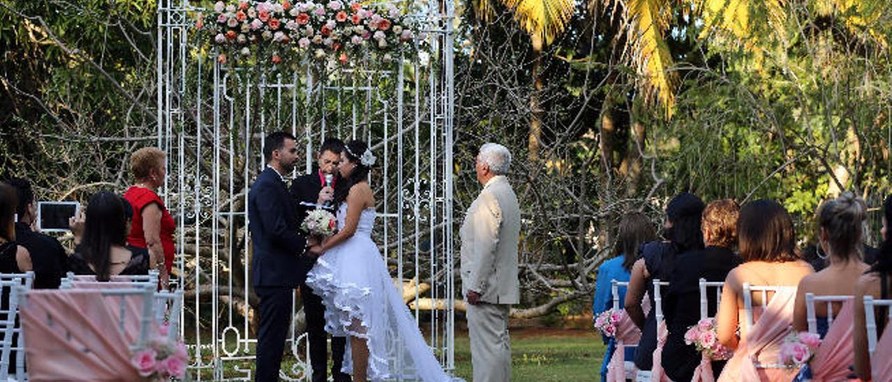 Dos contrayentes en una boda por lo civil.