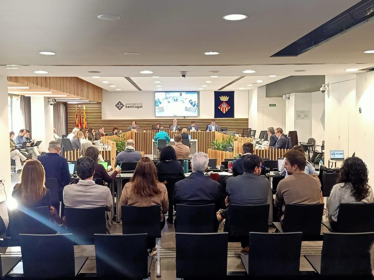 Pleno de Sant Cugat con la oposición fuera del recinto político