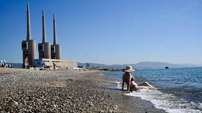 Primer día de la temporada de verano en la playa de Sant Adrià, cerrada por contaminación durante 4 años