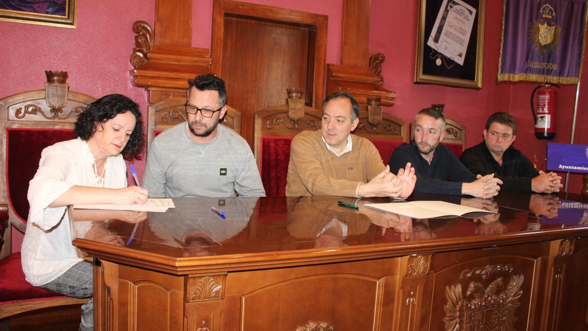 Por la izquierda, Natalia Fonseca, Pablo Alonso, Alejandro Vega, Sergio Suárez e Iván Cueto, durante la constitución de la asociación de productores.