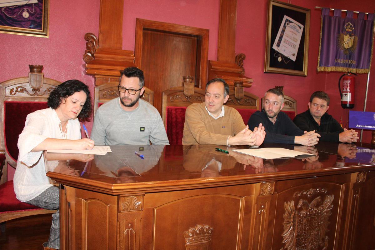 Por la izquierda, Natalia Fonseca, Pablo Alonso, Alejandro Vega, Sergio Suárez e Iván Cueto, durante la constitución de la asociación de productores.