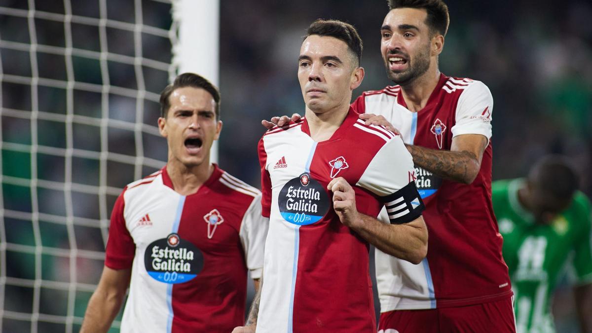 Aspas celebra con Denis y Brais uno de sus dos goles al Betis en el Villamarín. // LOF