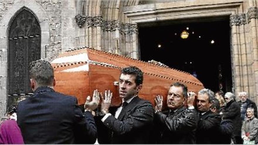 Una sòbria cerimònia fúnebre realça la dimensió humana de José Manuel Lara