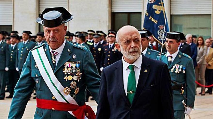 Garrido (esquerra) i Azón, ahir, a la Comandància de Sant Andreu de la Barca.