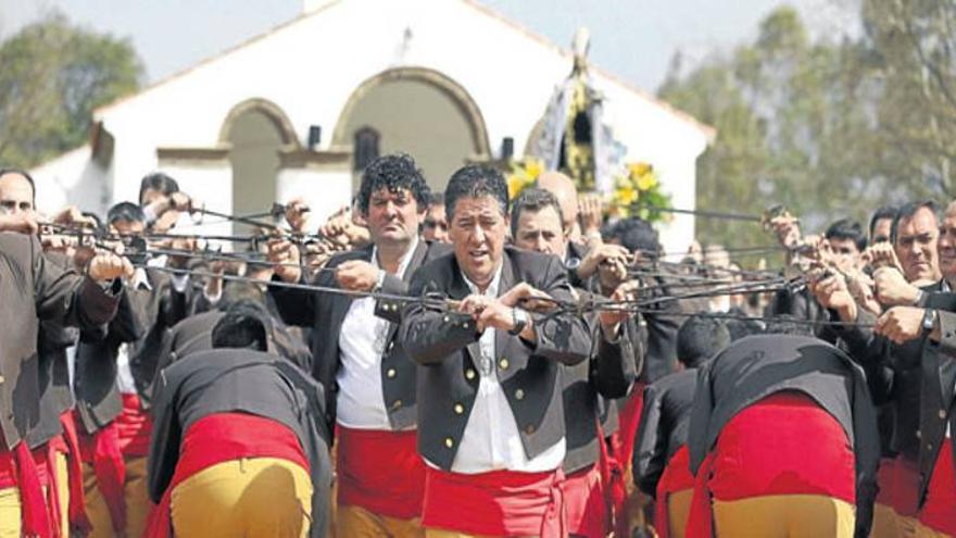 Los danzantes mantienen viva la tradición en la romería de San Benito