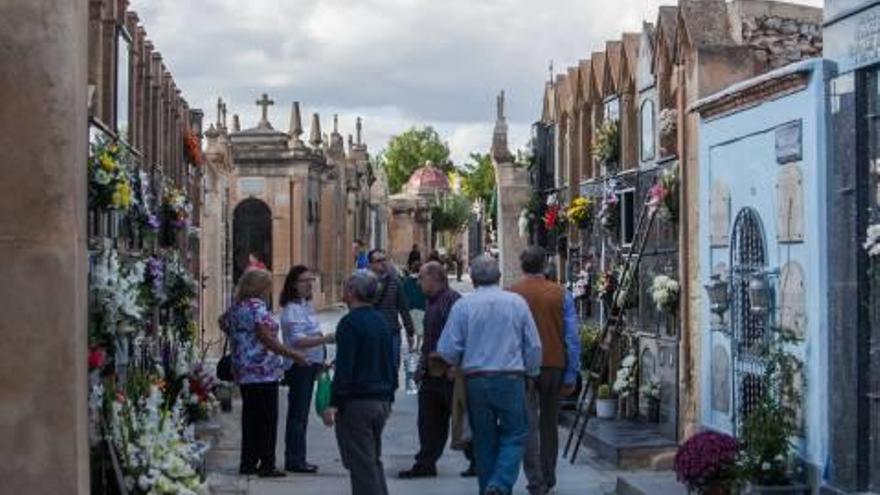 La Policía combatirá la venta fraudulenta de flores y actos vandálicos en cementerios