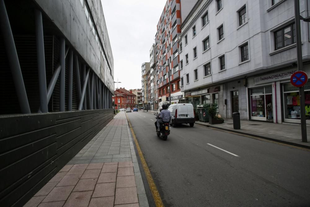 Trabajos de limpieza en la calle Llano Ponte de Avilés tras las inundaciones