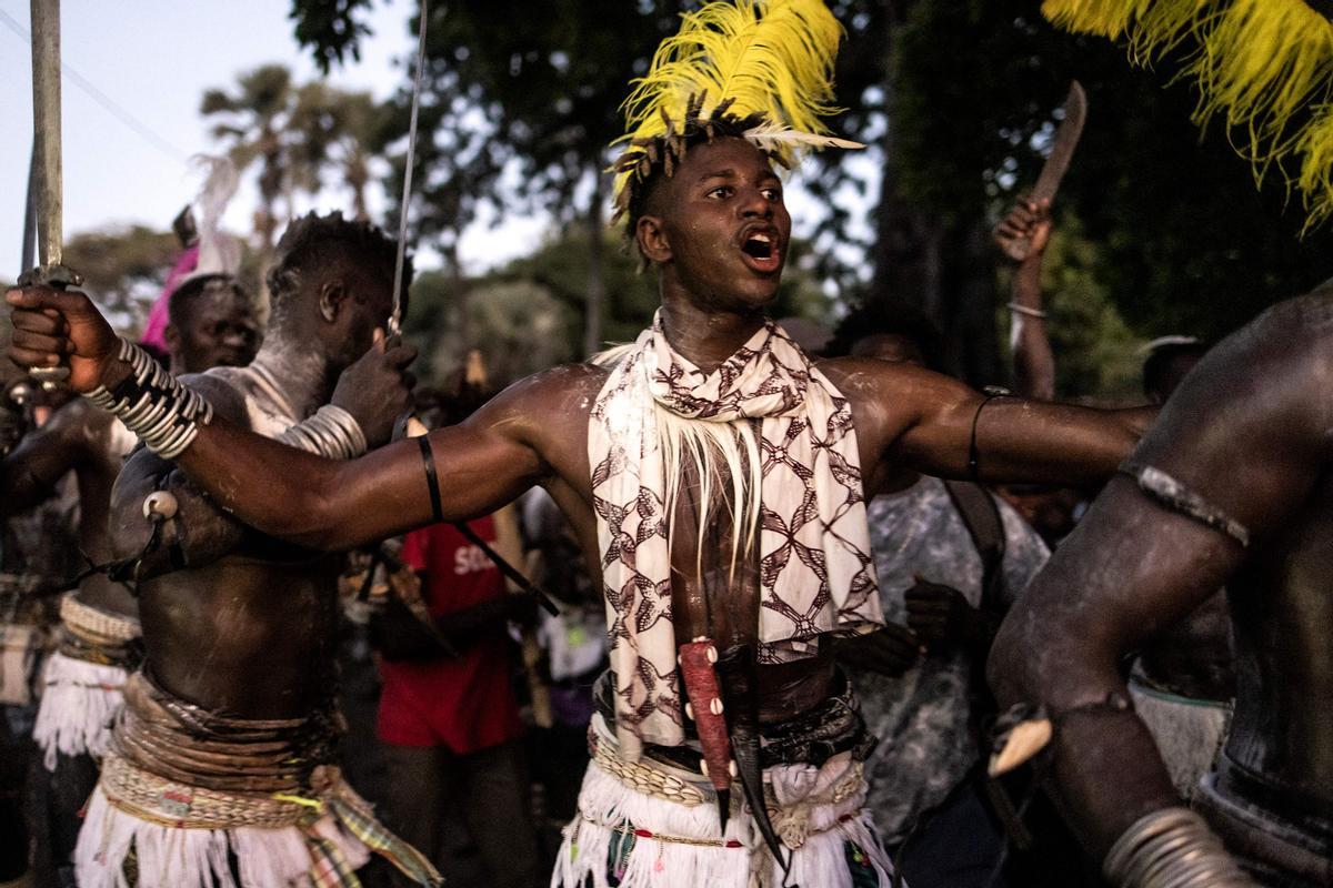 Jóvenes, vestidos con sus trajes tradicionales, asisten a una ceremonia que marca el final del proceso de iniciación anual para hombres jóvenes en Kabrousse, Senegal.