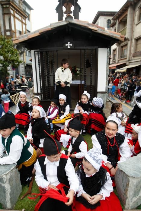 Desfile de grupos folclóricos en los Güevos Pintos 2017