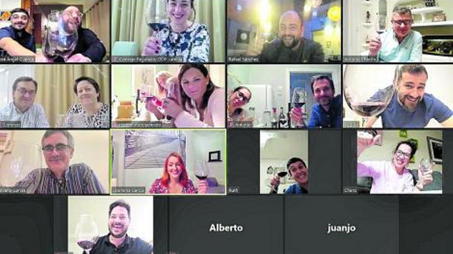 Los comensales participantes, durante el brindis virtual. | L.O.