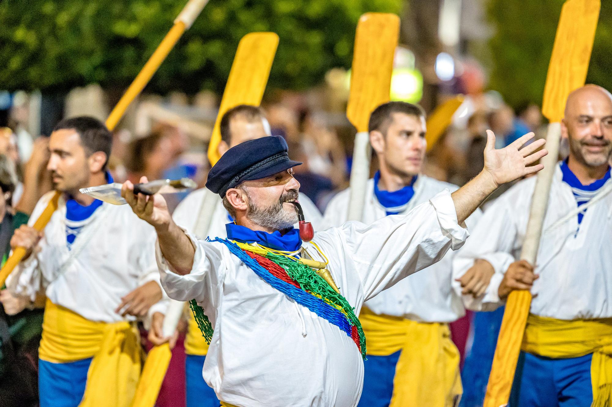 Las once compañías de la cruz recorren las calles ante la atenta mirada del público que volvió a sentir el vibrar de la música | Como en el Desfile moro, el boato lo formaron Reyes que ostentaron el cargo en años anteriore