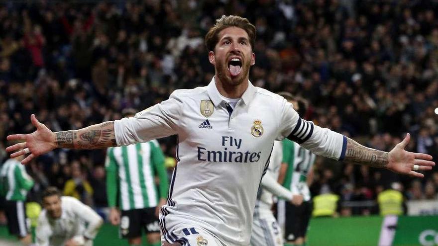 Sergio Ramos celebra su decisivo gol. // J.J.Guillén