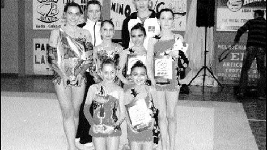 Las gimnastas del Omega, con sus trofeos.