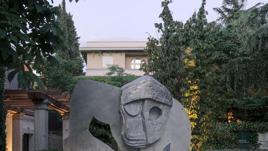 Banca March celebra en su centenario la visita del Papa con la apertura nocturna de la muestra de Thomas Houseago