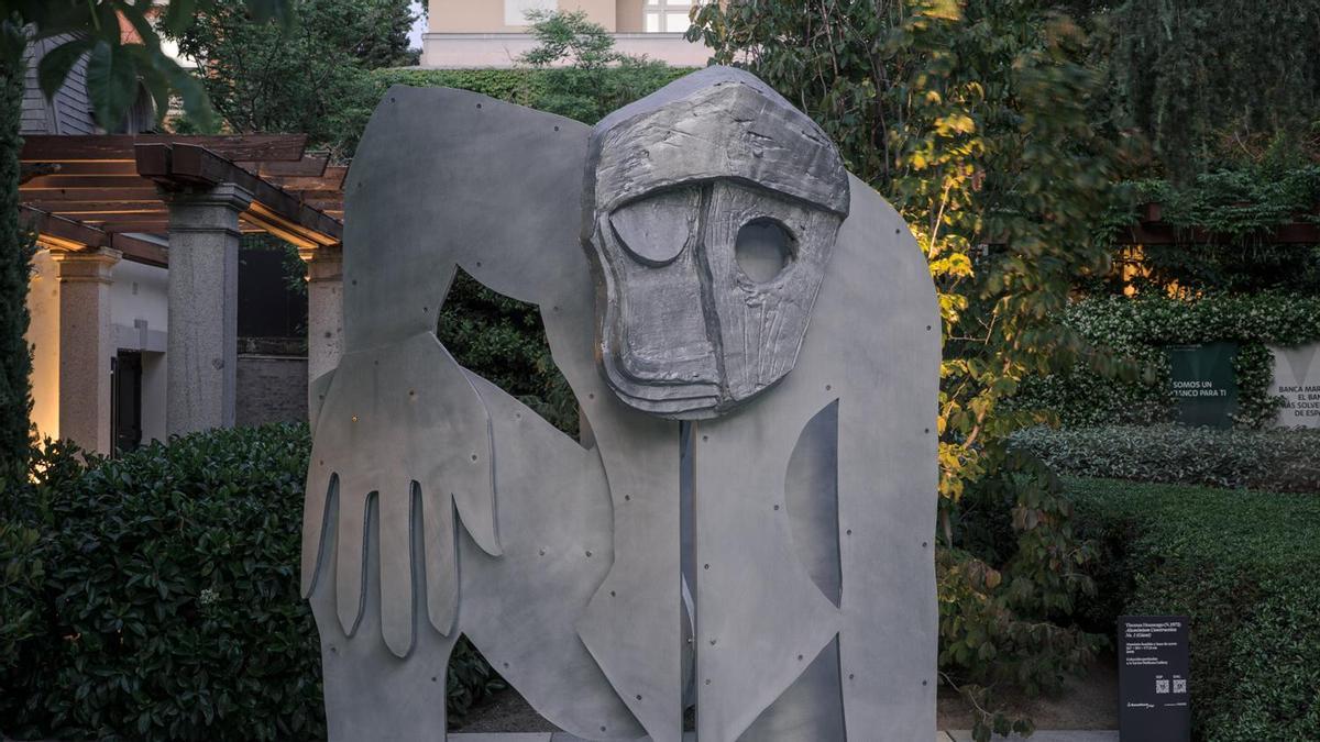 Una de las esculturas instaladas en el jardín de la sede de Banca March.